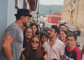 Ricardo Arjona vuelve a casa y sorprende en Antigua Guatemala: un encuentro, un guiño y quizá… ¿un nuevo proyecto?