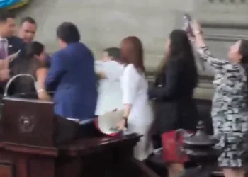 ¡Gritos, empujones y tirones de pelo! El Congreso de Guatemala se convierte por un momento ring político