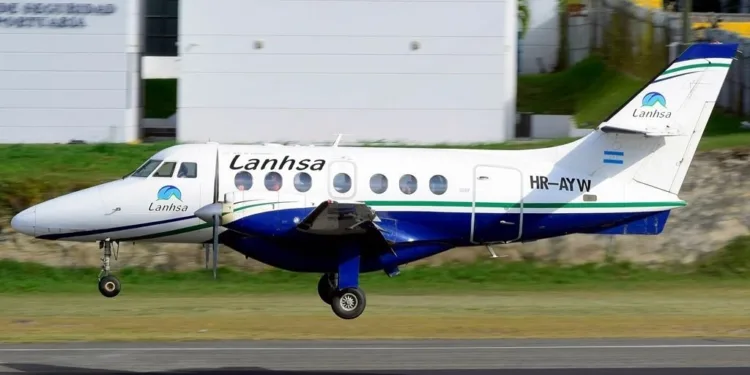 Honduras suspende operaciones de Lanhsa tras accidente aéreo en Roatán