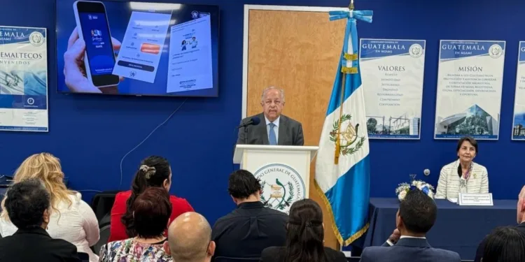 Canciller guatemalteco se reúne con migrantes en Florida y presenta la app “ConsulApp Guate”