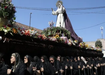 Fieles católicos conmemoran procesión La Reseña que cumple 385 años en Guatemala