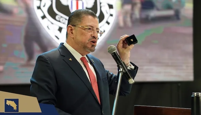 Fiscalía costarricense acusa al presidente Chaves por delito de concusión