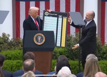 Trump impone aranceles a Centroamérica y golpea doble al istmo con tarifas y deportaciones