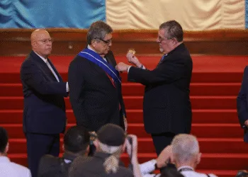 Guatemala condecora a Sergio Ramírez con la Orden de los Cinco Volcanes