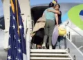 Hondureños retornan en primer vuelo de “autodeportados” impulsado por EEUU