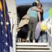 Hondureños retornan en primer vuelo de “autodeportados” impulsado por EEUU