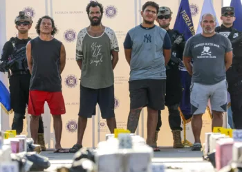 El Salvador presenta tonelada de cocaína incautada en altamar y a los cuatro costarricenses detenidos