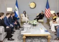 Congresistas de EEUU y asesor de Trump visitan la megacárcel y se reúnen con Nayib Bukele