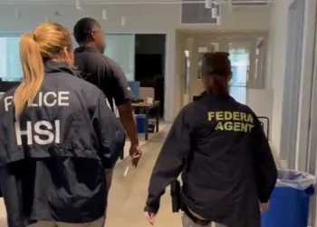 Salvadoreña y guatemalteca demandan a Inmigración de EEUU por condiciones inhumanas durante detención