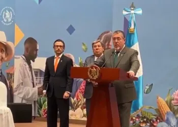 Presidente de Guatemala presenta iniciativa de ley para modernizar el sistema portuario