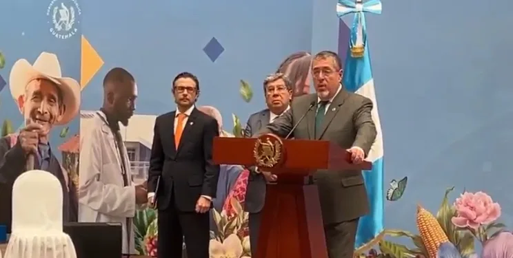 Presidente de Guatemala presenta iniciativa de ley para modernizar el sistema portuario