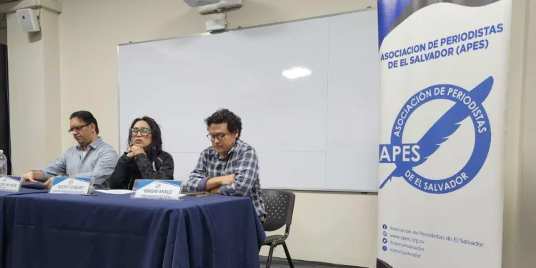 Asociación de Periodistas alerta sobre clima de “temor y persecución” en El Salvador y pide a autoridades cesar hostigamiento