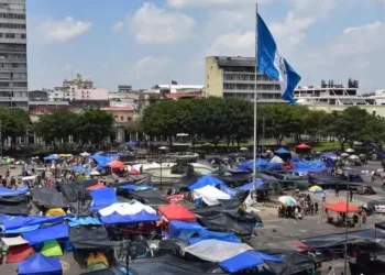 Gobierno de Guatemala oficializa aumento salarial a maestros en medio de una huelga sindical