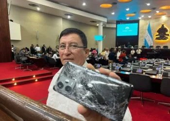 Diputado hondureño oficialista denuncia a su colega liberal por agresión tras zafarrancho en el Congreso Nacional