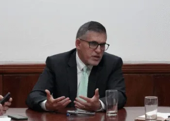 Capturan a exministro costarricense y a otros funcionarios por irregularidades en pista de aeropuerto de Liberia