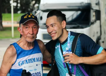 Abuelo guatemalteco de 90 años participa en carrera en Taiwán y se reencuentra con su nieto