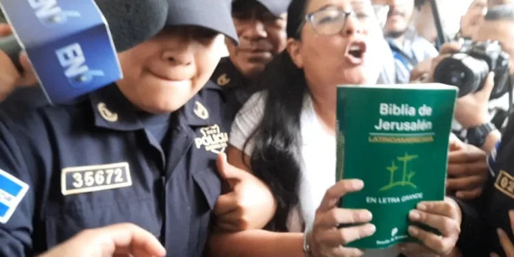 Juzgado salvadoreño ordena detención provisional para la abogada Ruth López quien dijo ser “prisionera política”