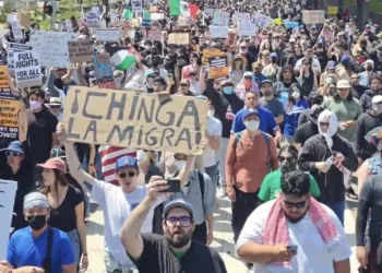 Protestas en Los Ángeles contra redadas migratorias paralizan autopistas y desatan polémica por despliegue federal