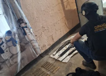 Policía guatemalteca reporta incautación de arsenal de guerra a una pandilla en Villa Canales