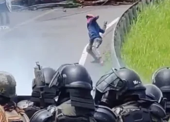 Violentos enfrentamientos entre manifestantes y policías mantienen bloqueada la vía Interamericana en Panamá