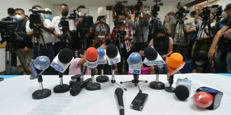 Organizaciones internacionales de prensa en alerta por denuncias de exilio forzado de periodistas en El Salvador