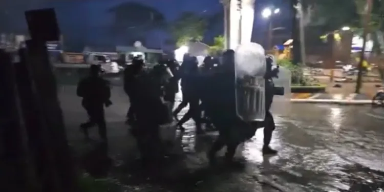 Manifestantes y policías chocan durante protestas por minería en Izabal, Guatemala