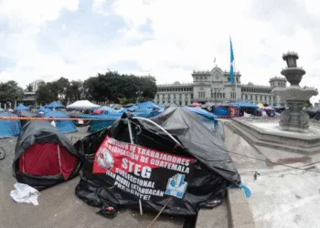 Presidente de Guatemala saluda a maestros en su día mientras se mantiene una huelga de educadores