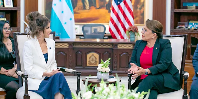 Presidenta de Honduras y secretaria de Seguridad de EEUU abordan protección a migrantes y ampliación del TPS