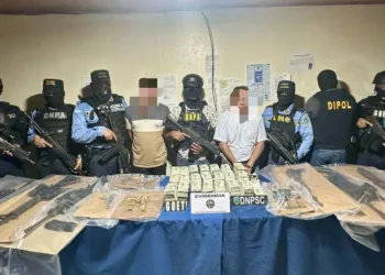 Policía hondureña anuncia decomiso de $2.1 millones y 10 fusiles en operativo contra crimen organizado