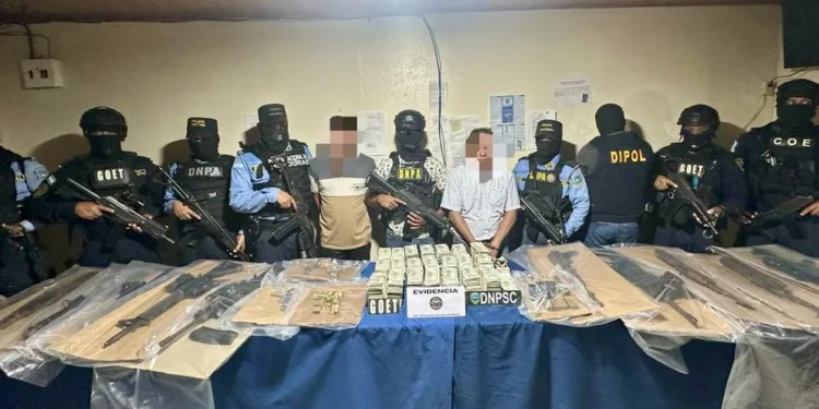 Policía hondureña anuncia decomiso de $2.1 millones y 10 fusiles en operativo contra crimen organizado