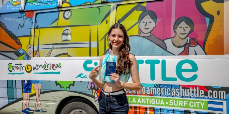 Empresarios participan en una rueda de negocios para conectar Antigua Guatemala y Surf City