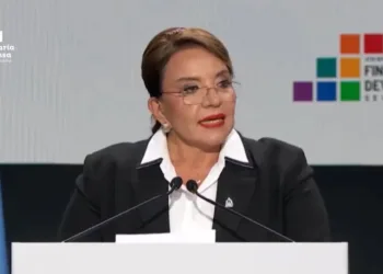 Xiomara Castro arremete en discurso contra el sistema financiero global