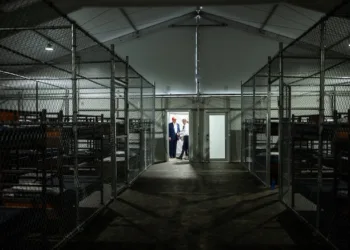 Casi el 40% de los migrantes detenidos en el centro de detención “Alligator Alcatraz” en Florida son centroamericanos