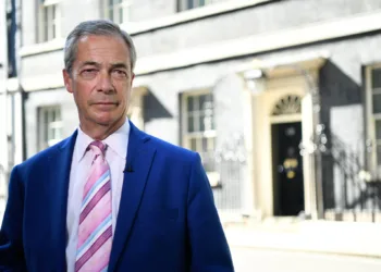 Político británico propone enviar a sus criminales más peligrosos al CECOT de El Salvador