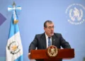 Presidente de Guatemala insiste en aplicar la ley contra maestros que siguen en paro y afronta protestas de salubristas