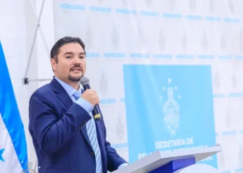 Hondureños con TPS buscan vías legales tras anuncio de cancelación, dice canciller
