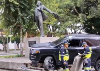 Conductor estrella su auto con placas salvadoreñas contra el emblemático monumento a Miguel Ángel Asturias en Guatemala