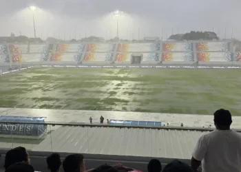 Entre aguaceros y orgullo, la hinchada salvadoreña reclama el honor del Cuscatlán tras traslado de juegos de la Selecta al Mágico González