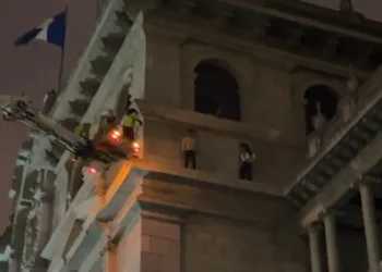 Hombre escala fachada del Palacio Nacional de Guatemala y es rescatado por bomberos