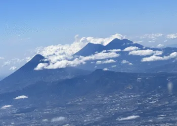 Guatemala restringe ascensos a volcanes Pacaya, Acatenango, Agua y Fuego por sismos