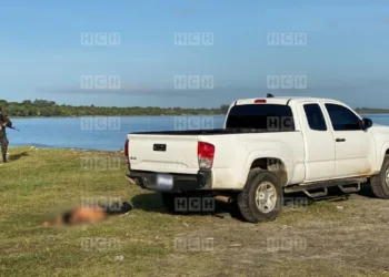 Cuerpo de hombre asesinado aparece en vehículo con placas de El Salvador en playa de Omoa, Honduras
