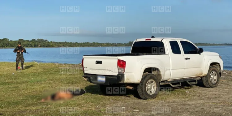 Cuerpo de hombre asesinado aparece en vehículo con placas de El Salvador en playa de Omoa, Honduras