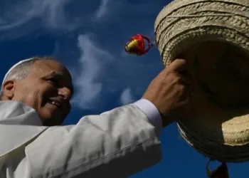 Jóvenes guatemaltecos entregan sombrero de Esquipulas al papa León XIV durante Jubileo en el Vaticano