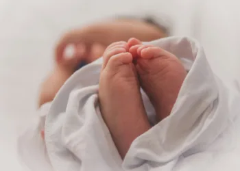Nacen menos niños y aumentan los matrimonios en Panamá durante el primer semestre de 2025