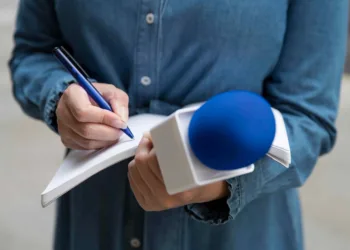 Más de 900 periodistas exiliados en Latinoamérica: la región vive un éxodo silencioso de voces críticas