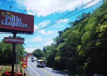Una receta de pollo frito salvadoreño reta al dominio del gigante Pollo Campero