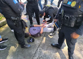 Guatemala: policías irrumpen en bastión de banda criminal tras balacera que deja un agente muerto