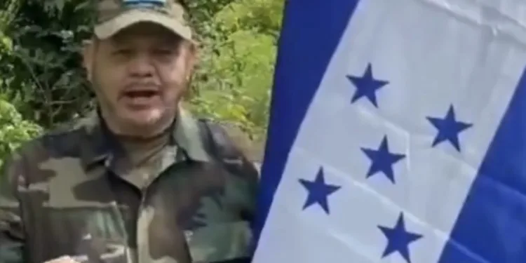 Exjefe militar hondureño prófugo llama a “defender la dignidad y la libertad” en el Día de la Bandera