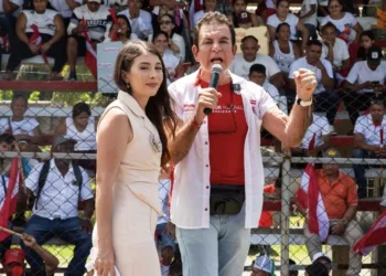 Candidato presidencial Salvador Nasralla recorre Tegucigalpa en Cybertruck y promete revolución tecnológica en Honduras