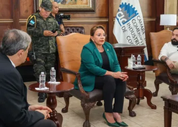 Presidenta de Honduras se reúne con la Cámara de Comercio de Cortés en medio de campaña de presión a empresa privada
